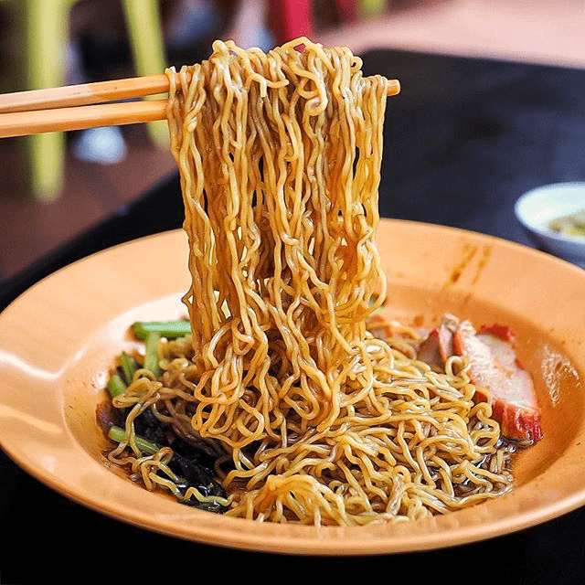 a closeup pic of wantan noodle