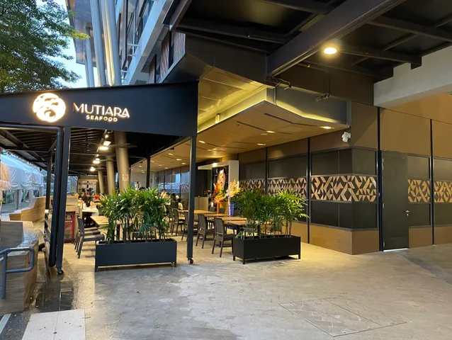 Outdoor dining area at Mutiara Seafood, a halal seafood restaurant in Singapore